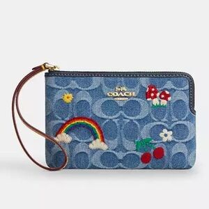 Coach Corner Zip Wristlet In Signature Denim🎀